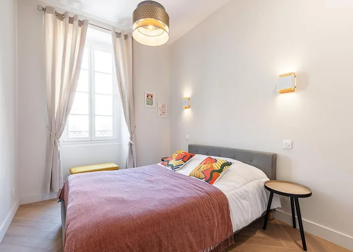 Philibert - Traditional Apart With Historical Fresco