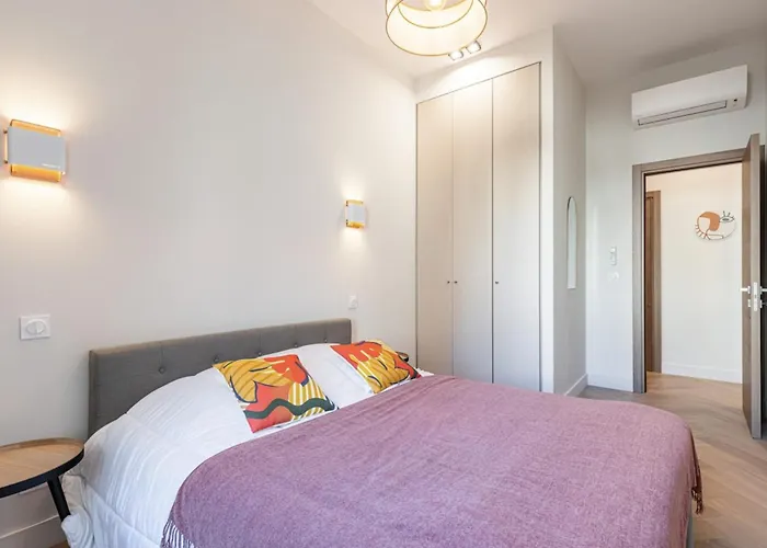 Philibert - Traditional Apart With Historical Fresco