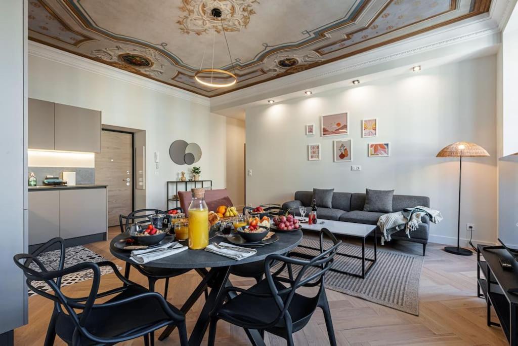 Philibert - Traditional With Historical Fresco