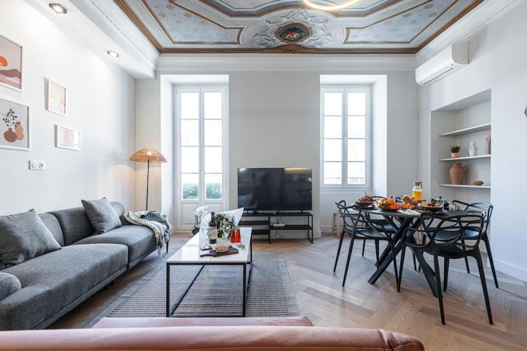 Philibert - Traditional With Historical Fresco * Nice