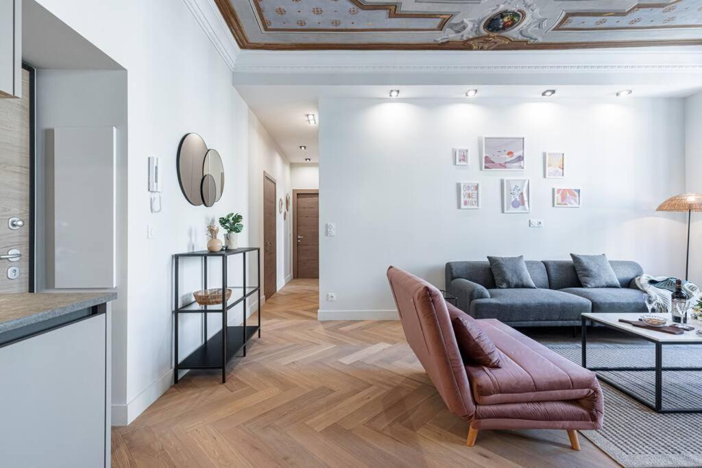 Philibert - Traditional With Historical Fresco * Nice