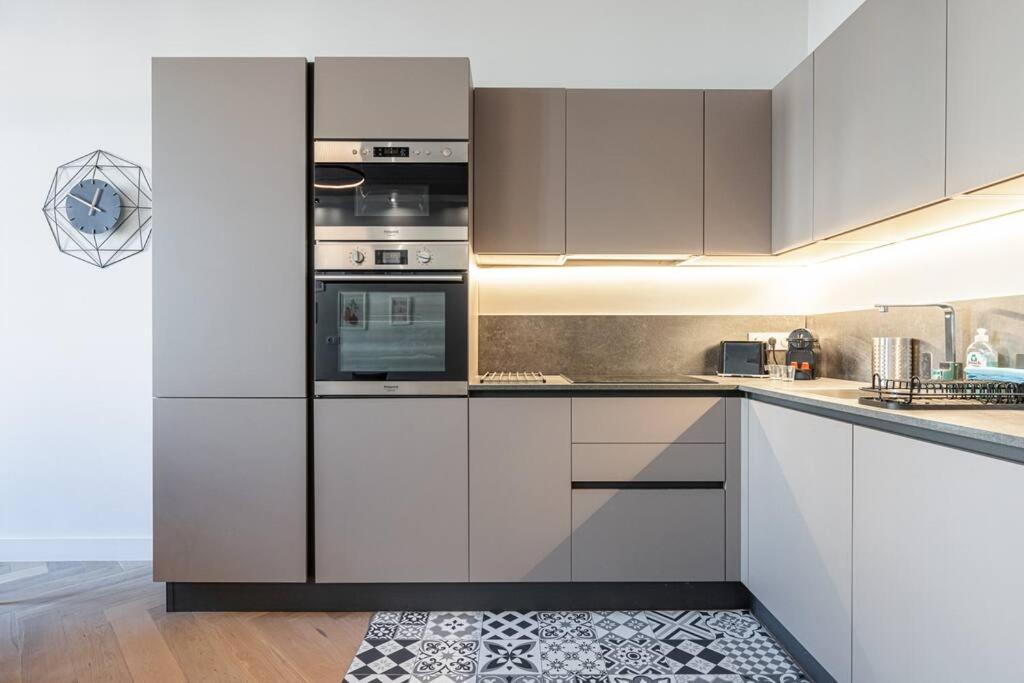 Philibert - Traditional With Historical Fresco Apartment *