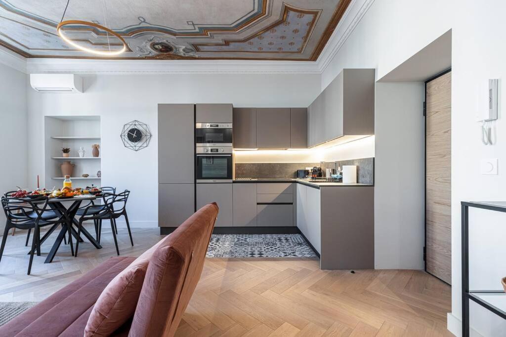Philibert - Traditional With Historical Fresco *