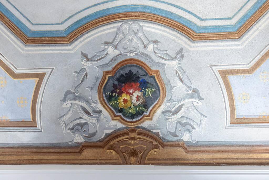 Philibert - Traditional With Historical Fresco Apartment Nice