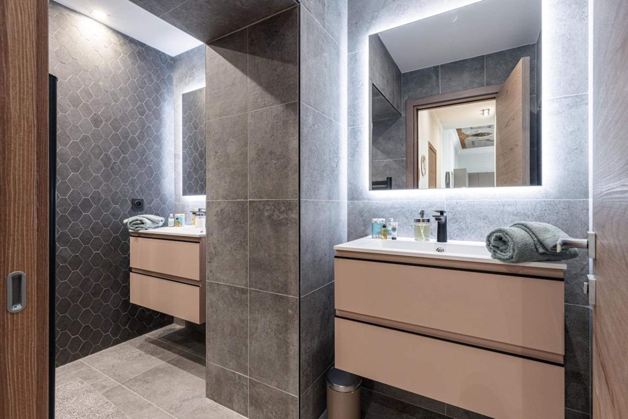 Philibert - Traditional With Historical Fresco Apartment Nice