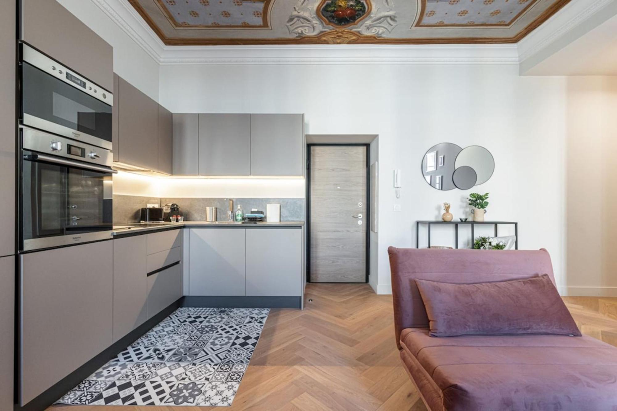 Philibert - Traditional With Historical Fresco Nice