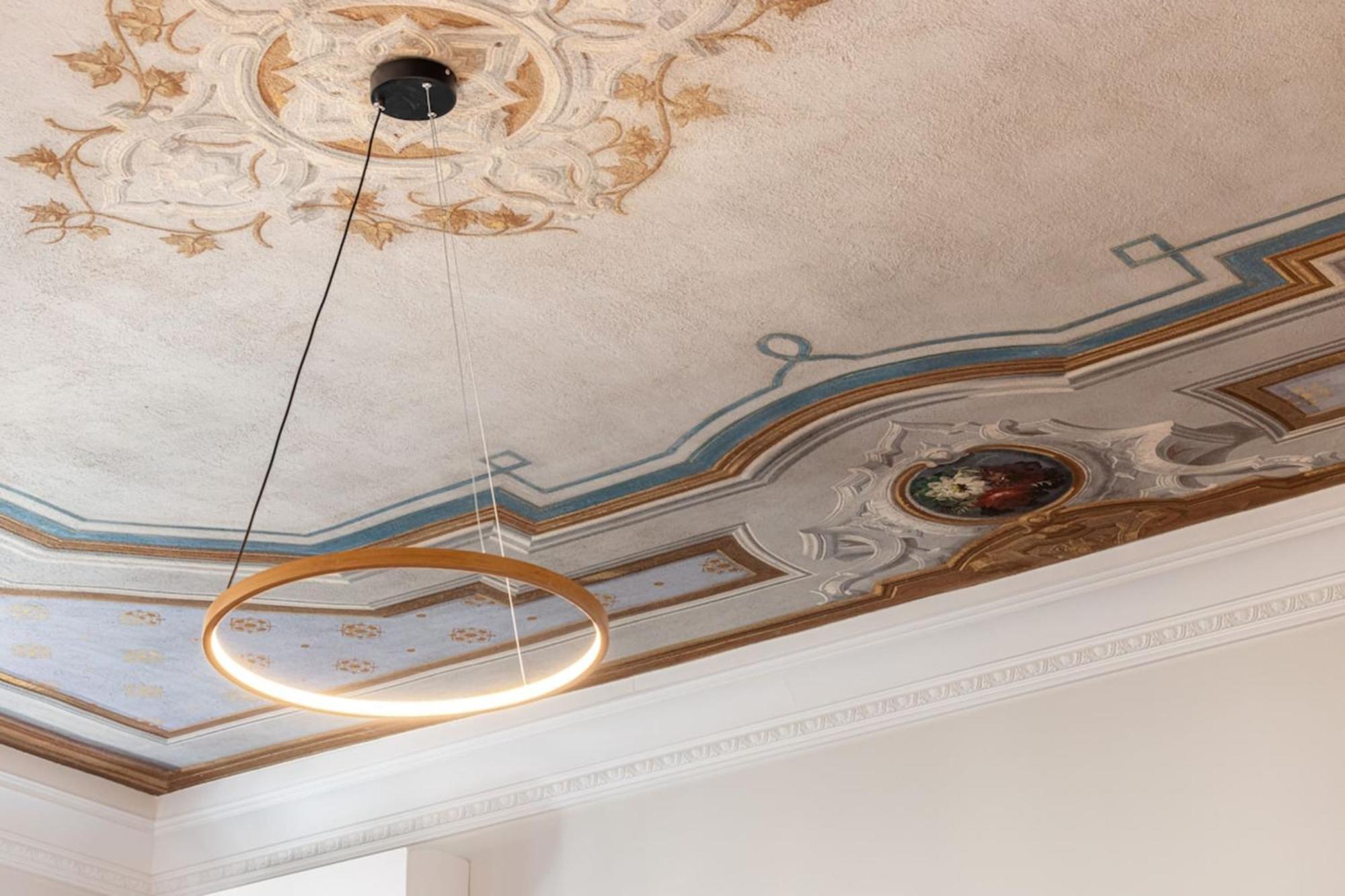 Philibert - Traditional With Historical Fresco Apartment Nice