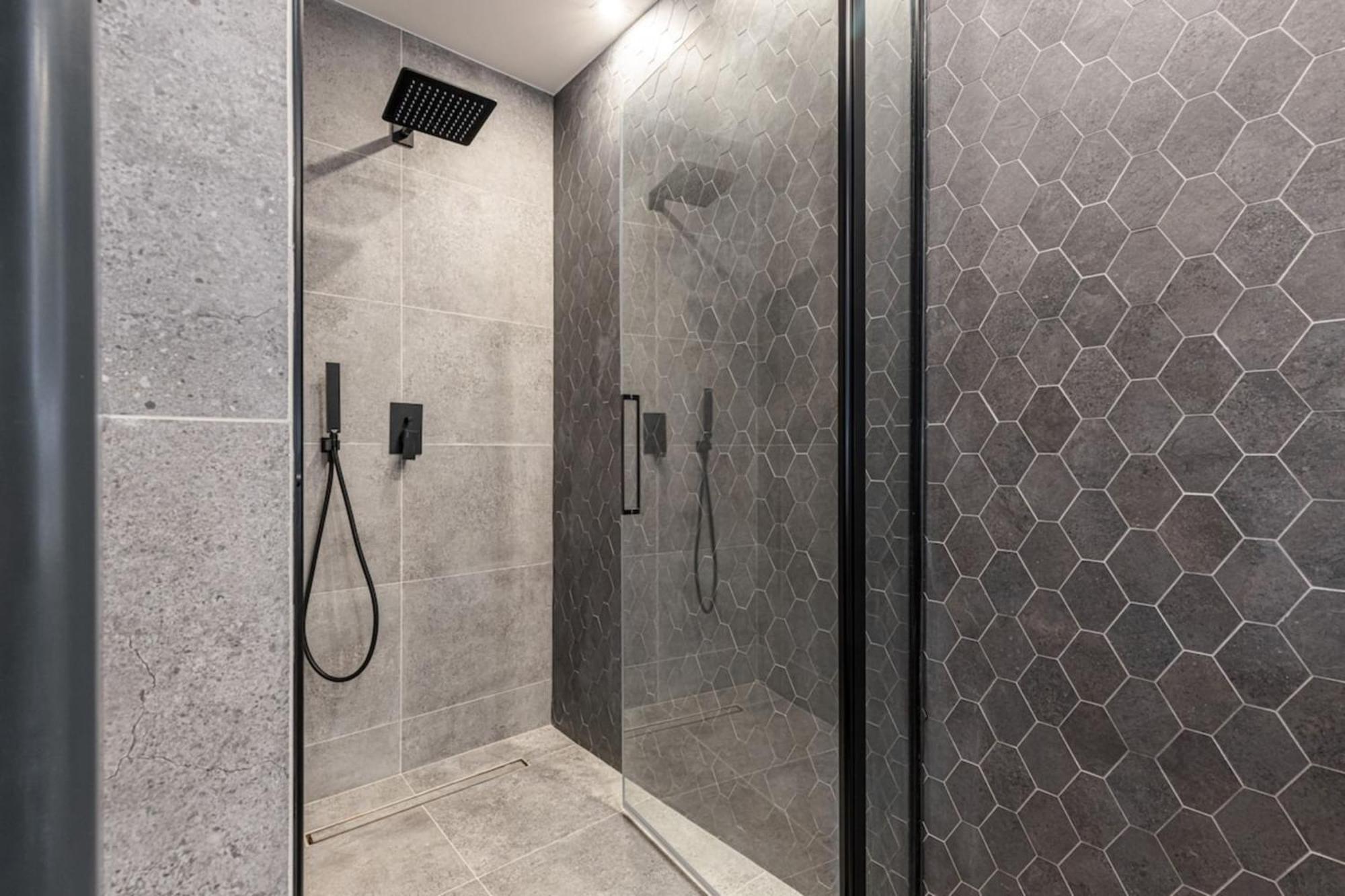 Philibert - Traditional With Historical Fresco Apartment *