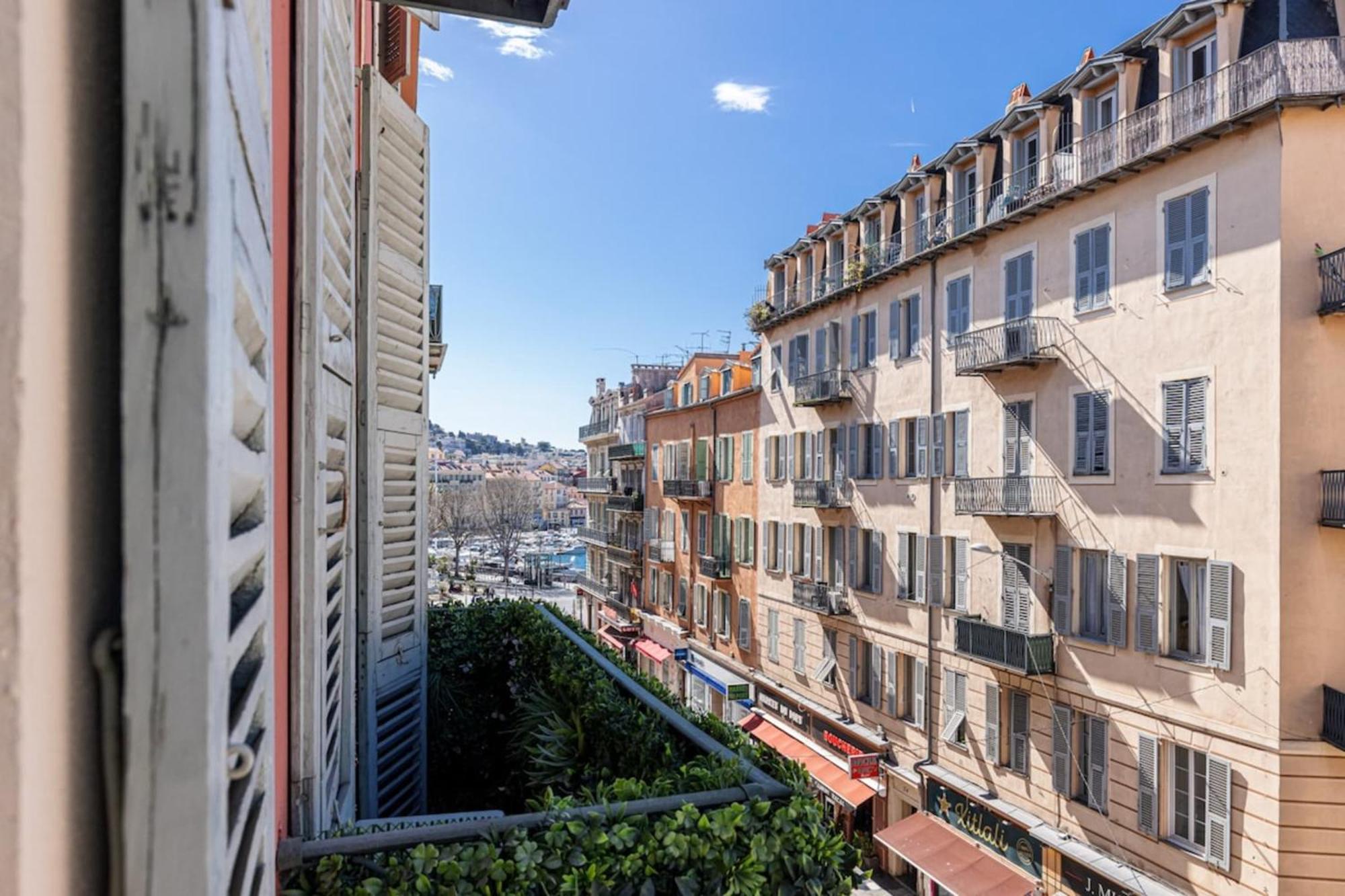 Philibert - Traditional With Historical Fresco Apartment