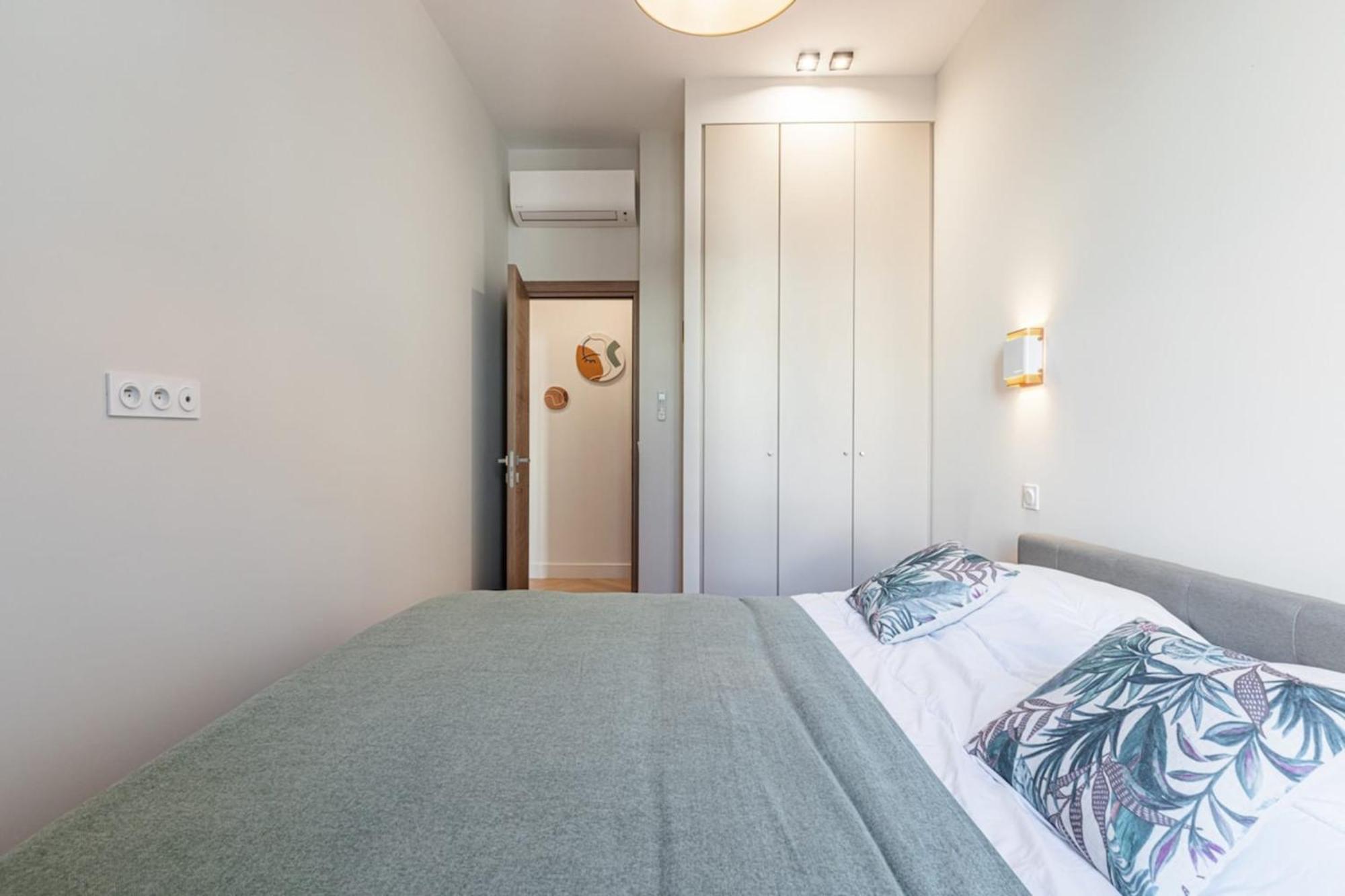 Philibert - Traditional With Historical Fresco Apartment Nice