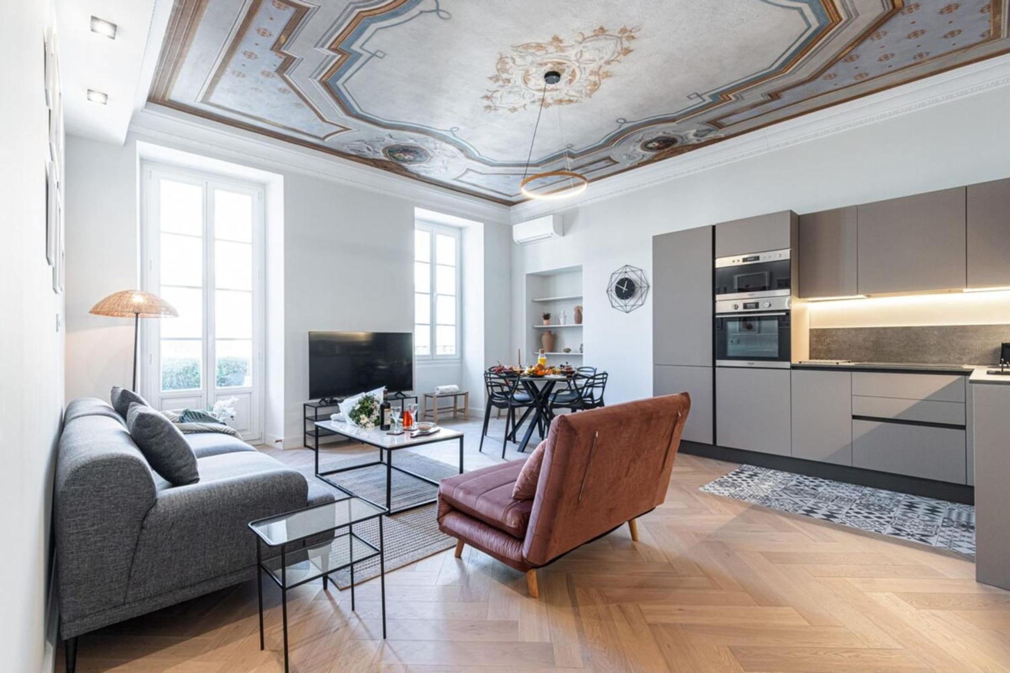 Philibert - Traditional With Historical Fresco