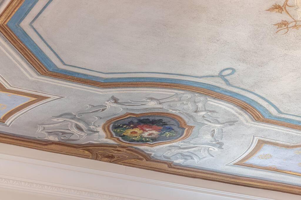 Philibert - Traditional With Historical Fresco *