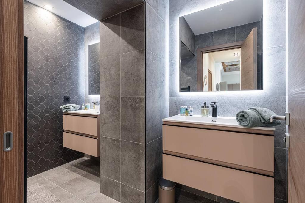 Philibert - Traditional With Historical Fresco Apartment Nizza