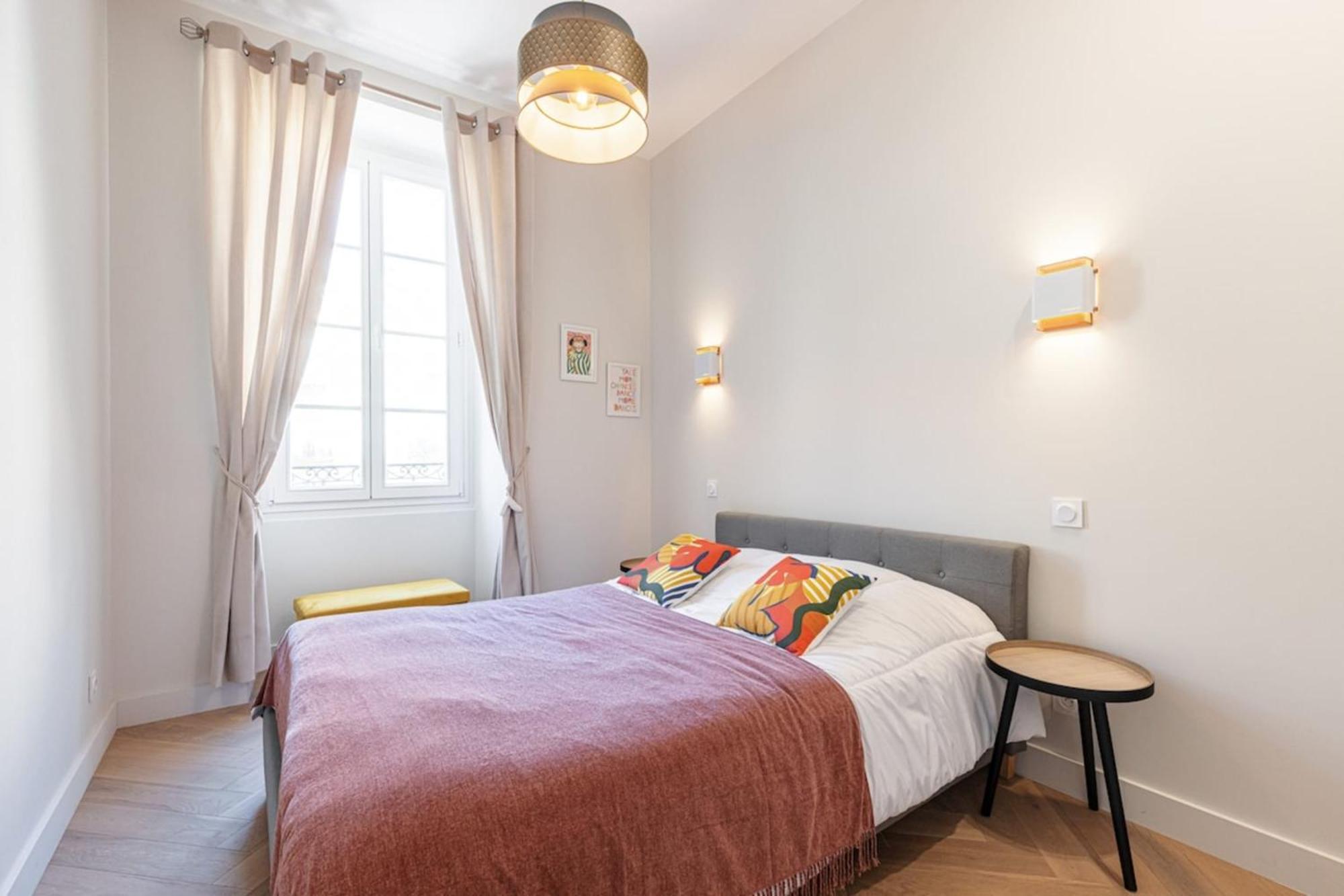 Philibert - Traditional With Historical Fresco Apartment Nizza